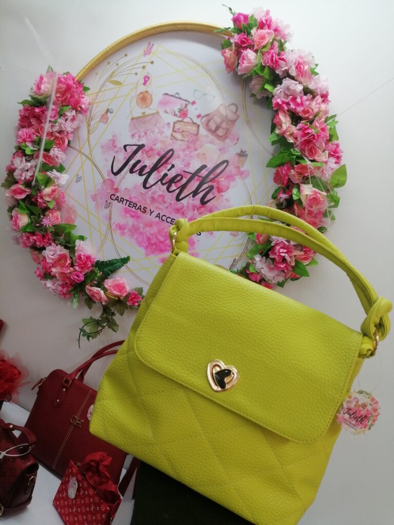 CARTERA DE MANO, MARCA: LE VURSSE, REF. CELESTE, COLORES: MIEL, AMARILLO NEON Y AZUL AGUA MARINA, CONTRAMARCADA,, CON HERRAJES Y BROCHE DORADOS, Y TIRA PARA TERCIAR, CON 2 BOLSILLOS INTERNOS Y 2 EXTERNOS. MEDIDAS: